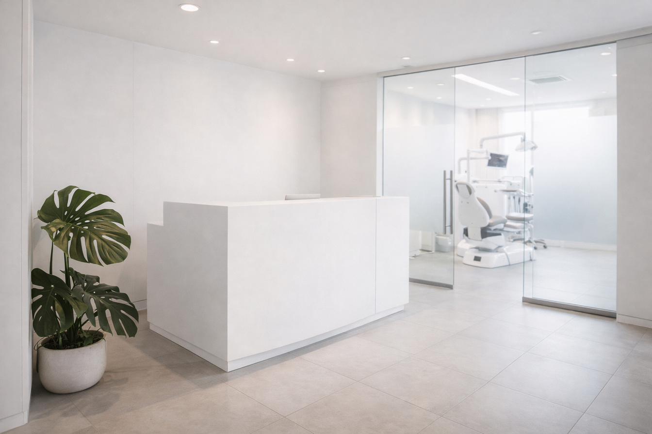 Recepción de clínica moderna y limpia